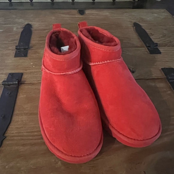 UGG ultra mini- Sz 8- Red - Picture 1 of 3